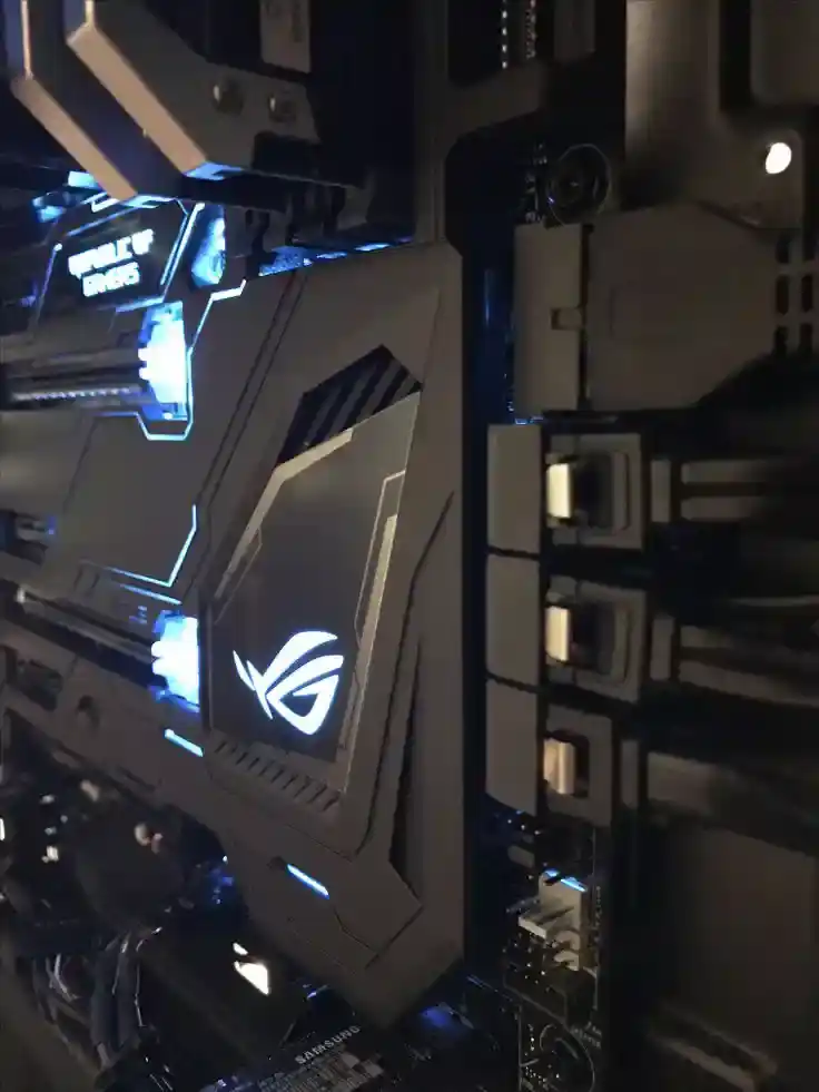 مادربرد مانند یک مرکز فرماندهی برای سایر قطعات عمل می‌کند مانند مادربرد گیمینگ