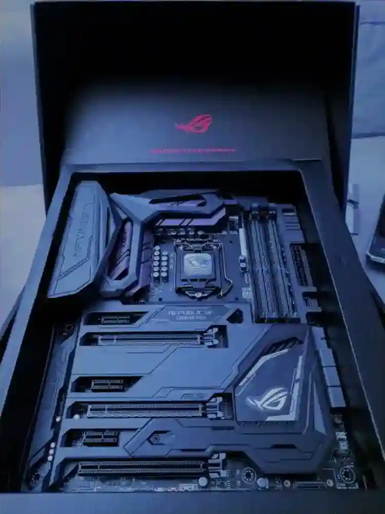 مادربرد یک برد الکترونیکی است که تمام قطعات سخت افزاری به آن متصل می‌شوند که قلب کامپیوتر هم نامیده می‌شود